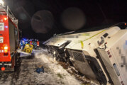 Schnee und Glätte im Auetal: Reisebus mit 47 Passagieren umgekippt