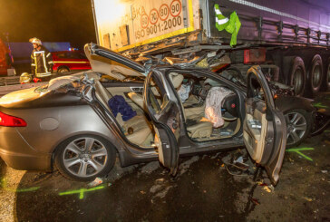 Rastplatz auf A2: Auto fährt unter geparkten LKW – Fahrer schwer verletzt