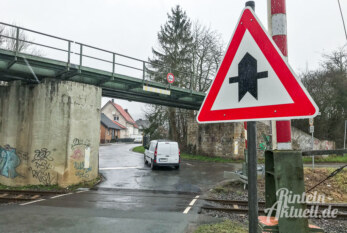 PKW-Unterboden in Gefahr: „Wann wird Bahnübergang im Galgenfeld entschärft?“