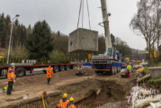 11 Tonnen schwerer Betonwürfel in Steinberger Kreuzung eingebaut