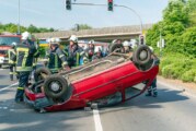 Unfall auf der Konrad-Adenauer-Straße: PKW landet auf Dach