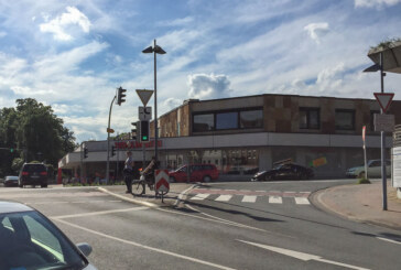 Mühlenstraße: Radfahrer (13) stößt mit Auto zusammen
