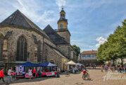 Ferienstart mit Flohmarkt, Sonne und guter Laune auf dem Kirchplatz