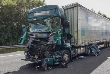 Fahrer (60) schwer verletzt: A2 bei Rehren nach LKW-Unfall gesperrt
