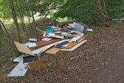 Müll im Wald abgeladen: Polizei sucht Zeugen