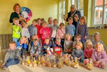 Kindergartenkinder backen Weihnachtskekse für Herzenswunsch-Aktion