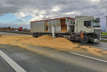 LKW wird bei Unfall aufgerissen: 25 Tonnen Getreide landen auf der A2