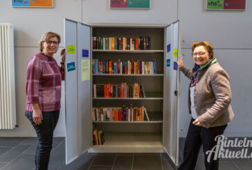 „Geh auf Buchfühlung“: Offener Bücherschrank in den Räumen der VHS