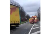 Gegenverkehr: LKW kommt von der Fahrbahn ab
