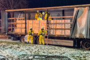 Rintelner Feuerwehren bei Gefahrguteinsatz auf der Autobahn: Unbekannte schlitzten LKW-Plane und Behälter auf