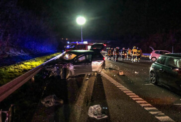 A2 bei Rehren: Betrunkener Autofahrer verursacht schweren Verkehrsunfall / Fahrer zuvor geflohen