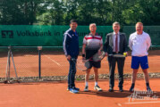 Volksbank in Schaumburg sponsert Sonnenschutz für Spieler des SV Engern