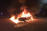 Auto auf Parkplatz ausgebrannt