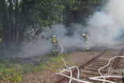 Feuer an der Großen Tonkuhle: Feuerwehr löscht brennende Bahnschwellen