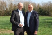 Dirk Adomat und Karsten Becker erkundigen sich zu geplanten Windkraftanlagen im Extertal