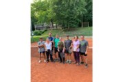 Gelbe Filzkugel begeistert Tennis-Neulinge: VHS-Kurs auf dem Tennisplatz
