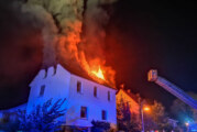 Steinbergen: Nächtlicher Feuerwehreinsatz bei Dachstuhlbrand
