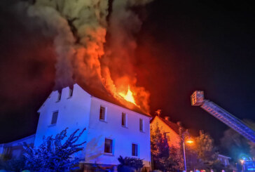Steinbergen: Nächtlicher Feuerwehreinsatz bei Dachstuhlbrand