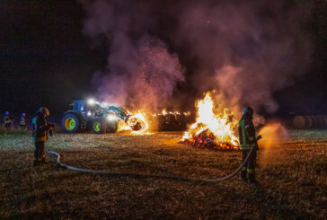 Strohballen in Exten brennen: Nächtlicher Einsatz für Feuerwehren Exten und Strücken