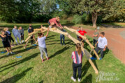 Brückenbau leicht gemacht: Schüler des Gymnasiums Ernestinum testen Konstruktion von Leonardo da Vinci