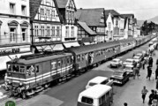 Als Erinnerung an den Bahnverkehr durch Rinteln: Schienen in der Weserstraße?