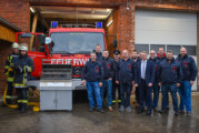 Volksbank in Schaumburg spendiert Grill für Freiwillige Feuerwehr Kalletal