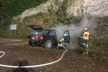 Burg Schaumburg: Feuerwehr löscht brennendes Auto