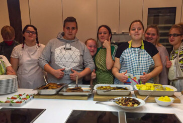 Teenager und ehrenamtliche Coaches kochen und genießen mit allen Sinnen