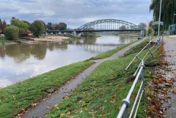 Unfall am Pferdemarkt: Auto kommt knapp vor der Weser zum Halten