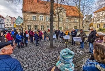 „Omas und Opas for Future“: Rund 50 Teilnehmer bei Klimakundgebung auf Rintelner Kirchplatz