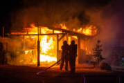 Volksen: Feuerwehr löscht brennende Gartenhütte