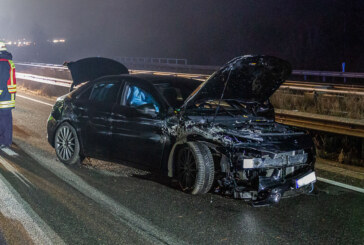 Unfall auf der A2: Mercedes schlägt in Mittelleitplanke ein