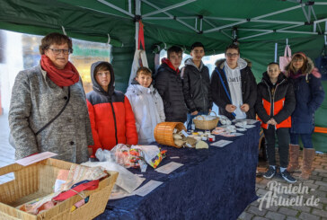 „Plastik – nein danke“: Erfolgreiche Verkaufsaktion der IGS-Schüler auf Rintelner Wochenmarkt
