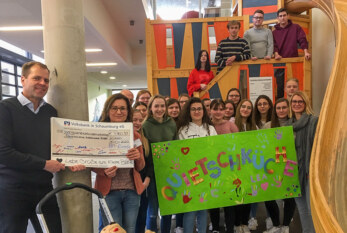 Schüler des Beruflichen Gymnasiums Rinteln überreichen 4.860,99 Euro an Kinderkrebsstation