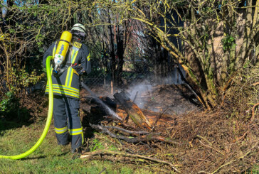 Feuerwehreinsatz in Kleinenbremen: Grünabfall in Flammen