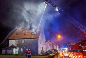 Ahe: Feuerwehr löscht brennendes Wohnhaus / drei Menschen gerettet