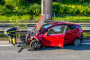 Unfall auf A2 bei Veltheim: Ford und Mercedes stark beschädigt