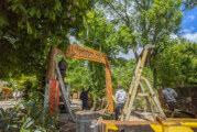 Rinteln: Riesiges und rustikales Holzportal weist den Weg zum Weserdorf