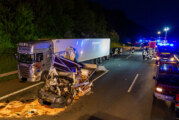 Schwerer Unfall auf A2 bei Veltheim: Kleinlaster-Fahrer aus Fahrzeug geschleudert und schwer verletzt