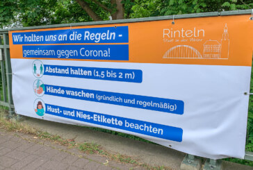 Stadt Rinteln weist mit Bannern auf Corona-Verhaltensregeln hin