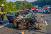 Schwerer Unfall auf A2 bei Kleinenbremen: BMW fährt gegen Kokosöl-LKW