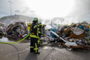 Müll auf LKW gerät in Brand
