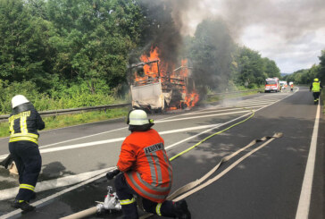 LKW-Anhänger mit Paketen auf B83 in Flammen