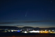 Komet Neowise am Nachthimmel über dem Wesertal