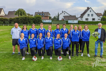 Volksbank in Schaumburg sponsert Trainingsjacken für Frauenfußballteam des TSV Eintracht Exten