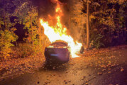 Zwei Verletzte nach Unfall auf der Waldkaterallee: Feuerwehr löscht brennendes Auto
