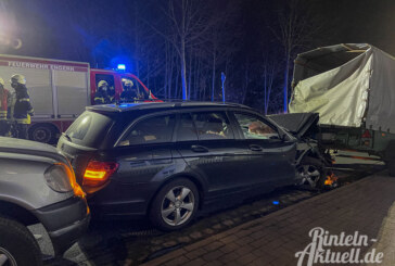 Engern: Fünf Fahrzeuge und ein Anhänger bei Unfall beschädigt / Eine Verletzte