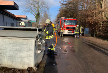 Rinteln: Feuerwehr löscht brennenden Müllcontainer am WEZ-Markt