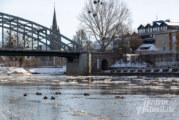 Rinteln: Eisschollen auf der Weser / Am Montag droht Glatteis