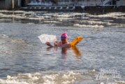 Eisschwimmer Marcus Reineke dreht eine Runde in der kalten Weser